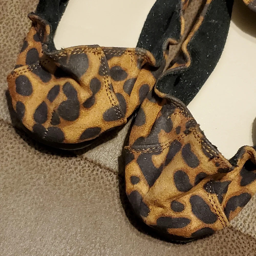 Cest 1946 leopard print fabric flats size 8
